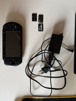 PSP Street Sony + Cargador + 2 Tarjetas + Adaptado