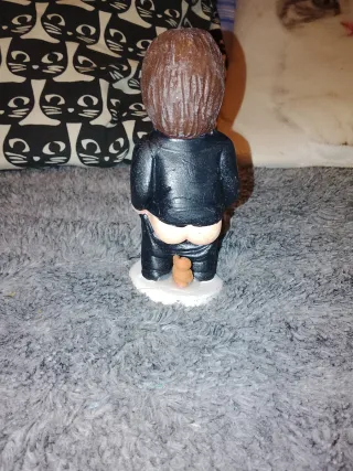 Figura de hombre con traje