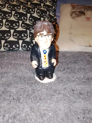 Figura de hombre con traje