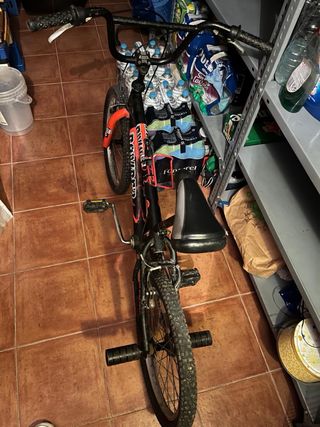 Bicicleta BMX Negra y Roja