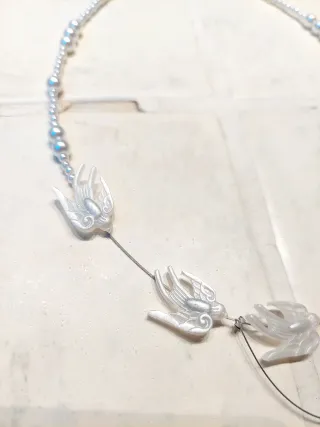 Collana con rondini e perla a goccia