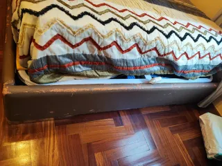 Canapé abatible con colchón y cabecero.