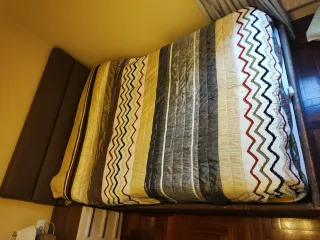 Canapé abatible con colchón y cabecero.