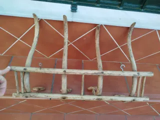 Perchero artesanal de madera antiguo
