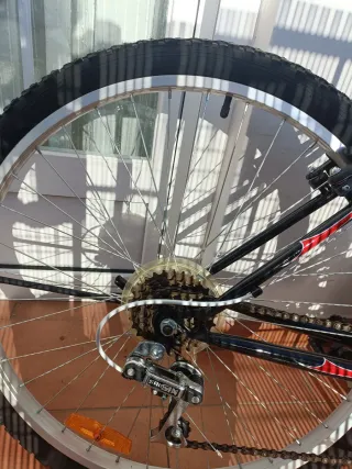 Bicicleta RIDE negra con detalles rojos