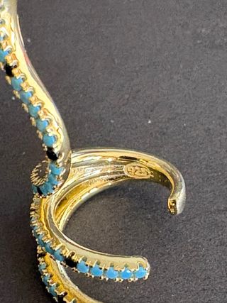 Orecchini serpente dorati con pietre blu