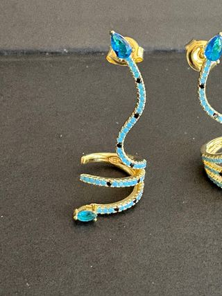 Orecchini serpente dorati con pietre blu