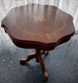 Mesa auxiliar de madera con incrustaciones