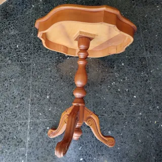 Mesa auxiliar de madera con incrustaciones