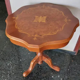 Mesa auxiliar de madera con incrustaciones