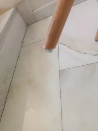 Silla blanca patas madera