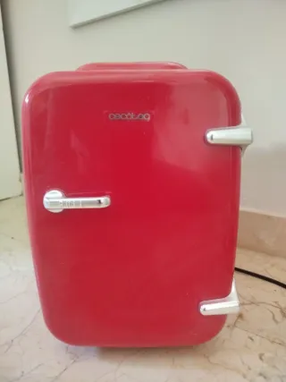 Nevera maquillaje Cecotec Roja