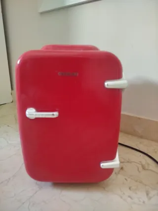 Nevera maquillaje Cecotec Roja