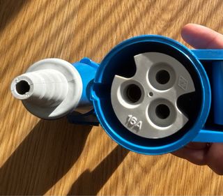 Clavija Eléctrica Hembra Azul