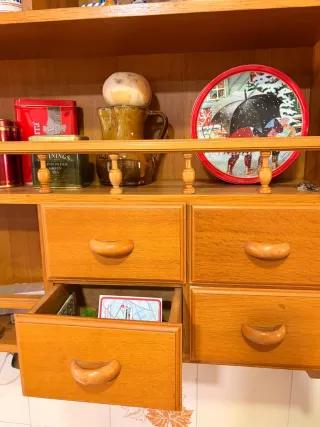 Estantería de madera con cajones