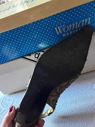 Tacones dorados punta slingback adornados