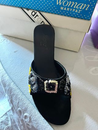 Tacones negros con adornos