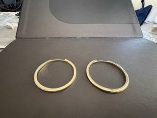 Orecchini a cerchio dorati con zirconi