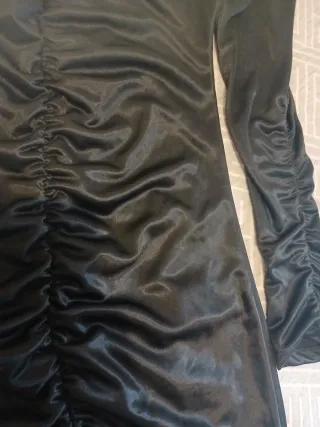 Vestido negro drapeado manga larga