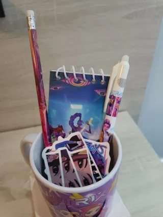 Pack Taza y Material Escolar Huntrix