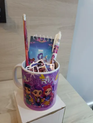 Pack Taza y Material Escolar Huntrix