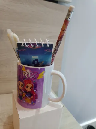 Pack Taza y Material Escolar Huntrix