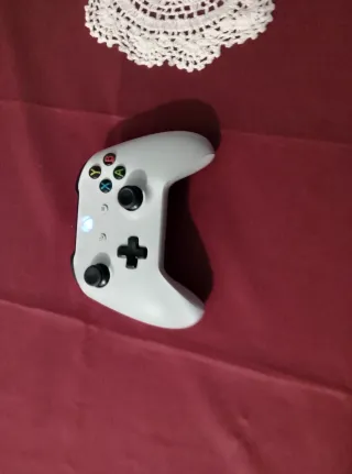 Xbox One S + 1 Control + WWE 2K24