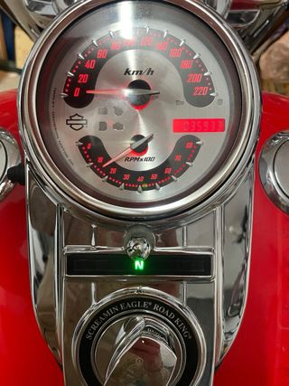 Harley Davidson CVO Road King Roja