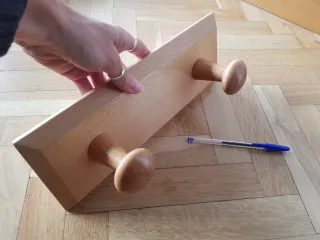 Perchero de madera con dos ganchos