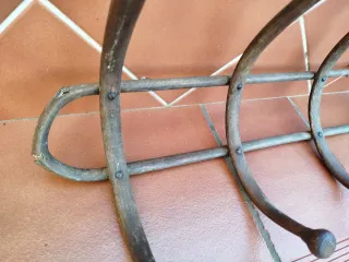 Percha artesanal antigua de madera