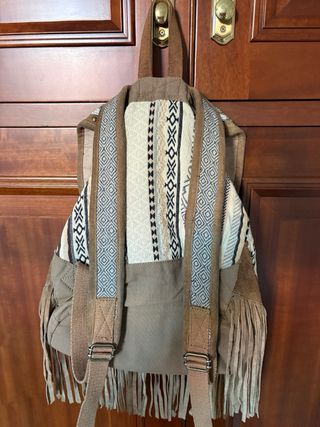 Mochila de piel con abalorios y flecos