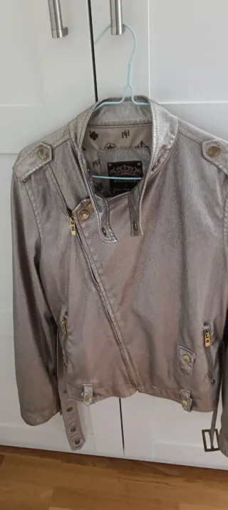 Cazadora cruzada plateada corta