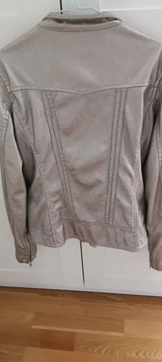 Cazadora cruzada plateada corta