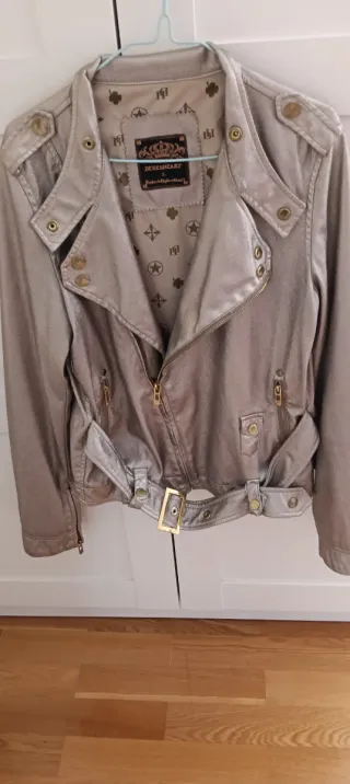 Cazadora cruzada plateada corta