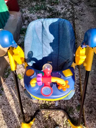 Columpio-trona para bebé con centro de actividades