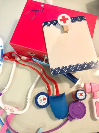 Maletín médico de juguete rojo