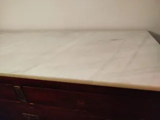 Cómoda antigua madera y mármol