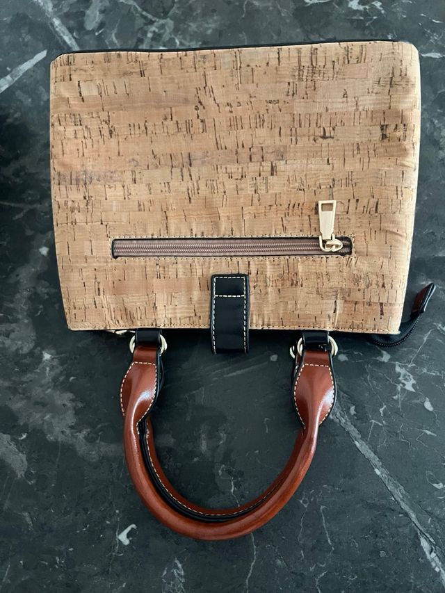 Bolso de corcho con detalles en piel