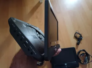 2 DVD Portátiles DVDUAL Coche