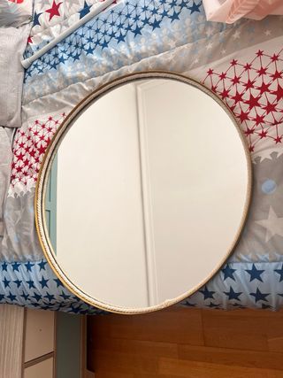 Espejo redondo con marco dorado y cuerda