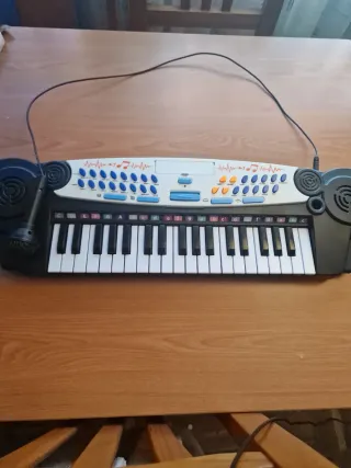 Órgano electrónico con micrófono