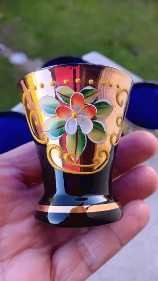 Quattro bicchierini vetro blu cobalto decorati