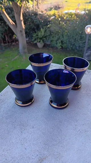 Quattro bicchierini vetro blu cobalto decorati