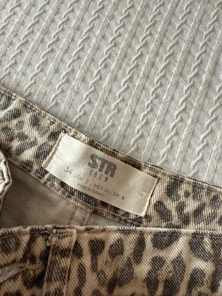 Pantalón estampado leopardo Stradivarius