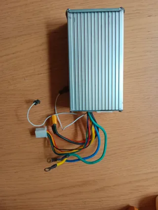 Controladora Yuinli 60V 50A con conectores