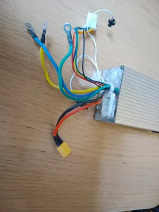 Controladora Yuinli 60V 50A con conectores