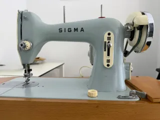 Máquina de coser Sigma con maletín