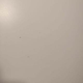 Mesa redonda blanca con patas madera