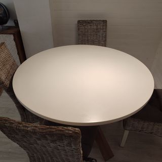 Mesa redonda blanca con patas madera