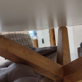 Mesa redonda blanca con patas madera